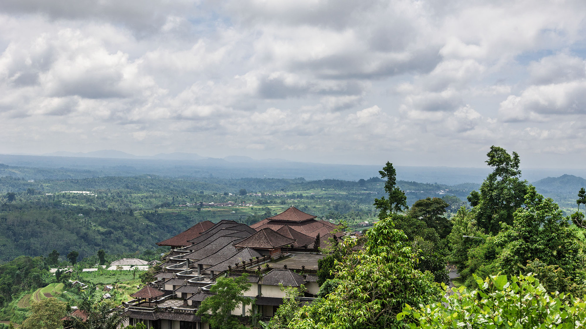 Пейзаж острова Бали. Техника ETTR позволяет проявить тени, смещая гистограмму вправо без clipping-а в светах.