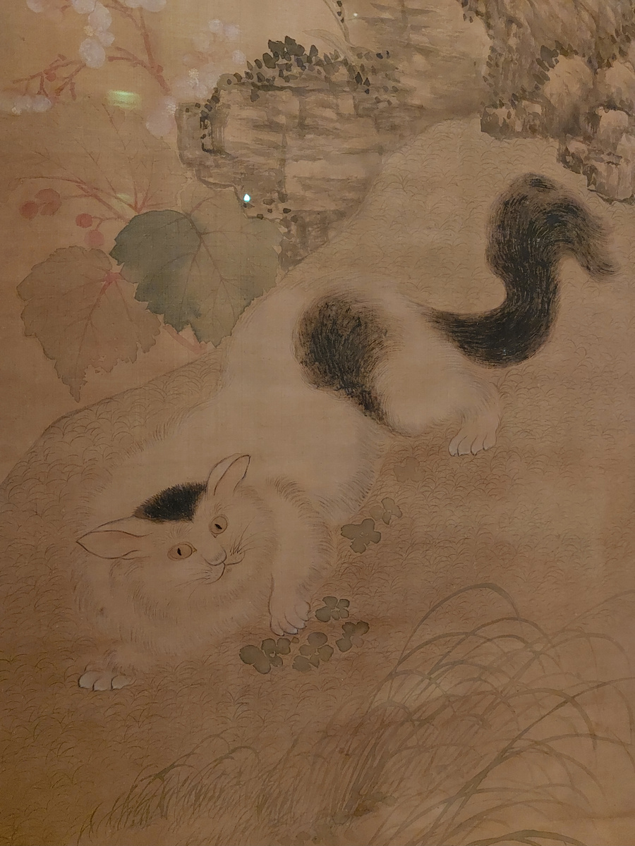 Бенгальская кошка среди осенних цветов. Фрагмент свитка