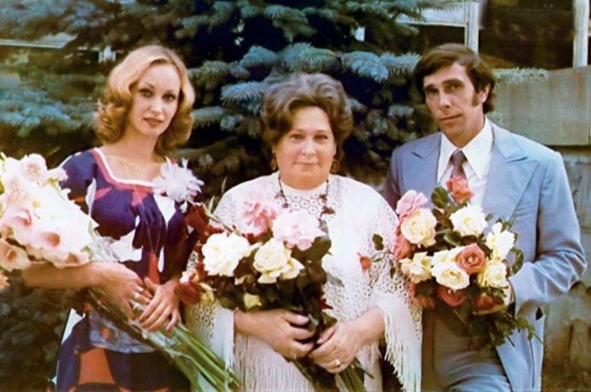 Наталия Мазец и Андрей Болтнев в день своей свадьбы. В центре мать Андрея - Нина Константиновна Болтнева. В молодости она была чемпионкой СССР по мотокроссу.