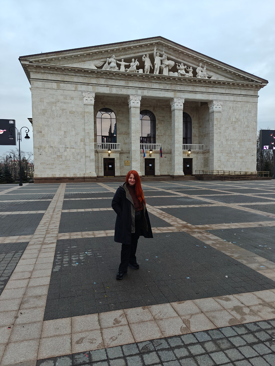 возле Драматического театра на Театральной площади Мариуполя