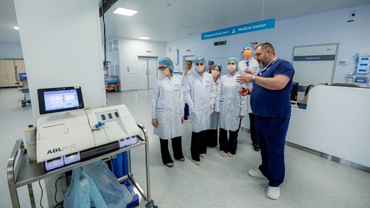    Заведующий отделением реанимации и интенсивной терапии ГКБ № 15 Виктор Быков проводит экскурсию для учеников медклассов по флагманскому центру больницы / Фото: Департамент образования и науки города Москвы