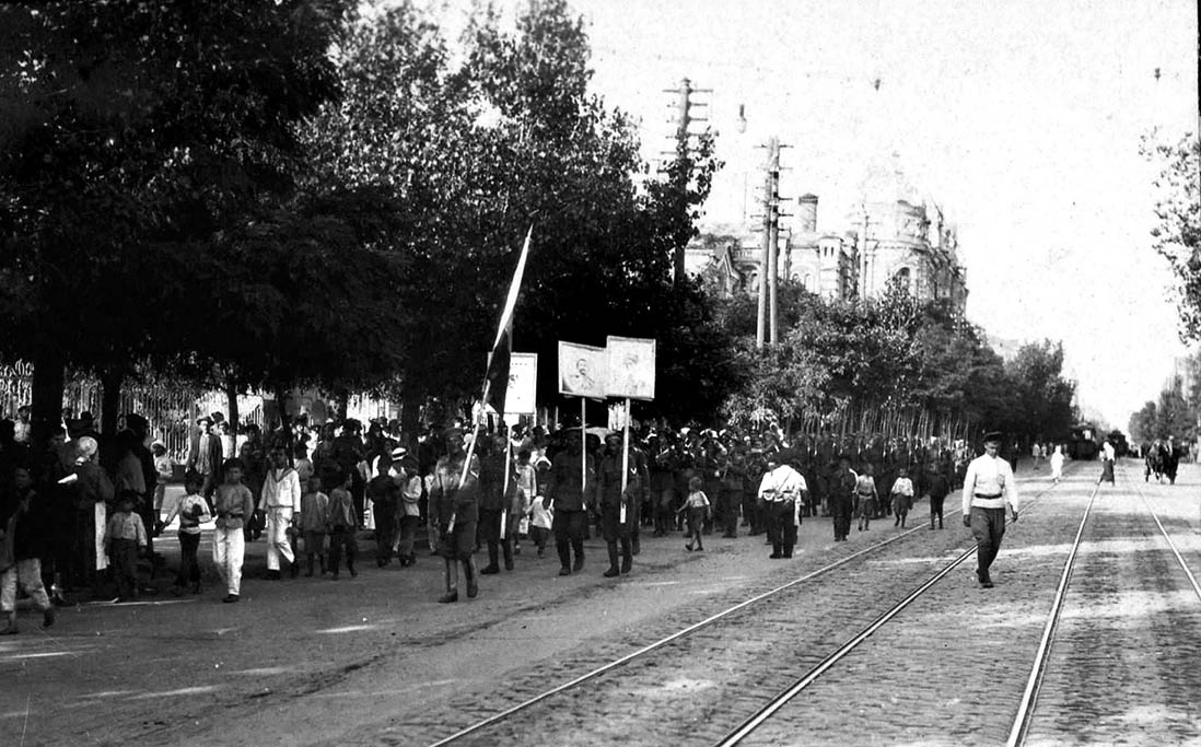 Шествие в поддержку ВСЮР по улице Большой Садовой в Ростове-на-Дону. Военнослужащие несут портреты А.В. Колчака, Л.Г. Корнилова, А.И. Деникина, отпечатанные в типографии ОСВАГа. С сайта: https://sammler.ru/ 