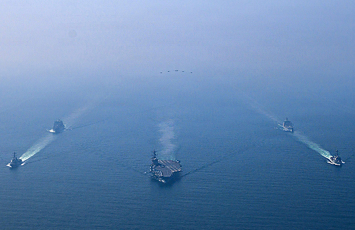    Ударная группа во главе с атомным авианосцем «Авраам Линкольн» в Аравийском море.REUTERS/ВМС США