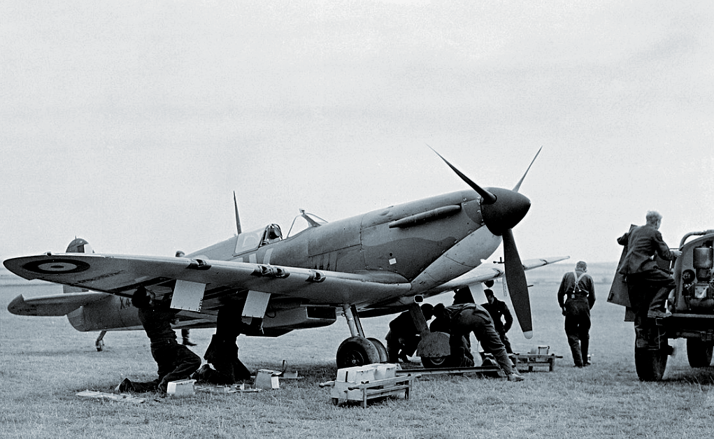 Supermarine Spitfire Mk 1 на аэродроме.