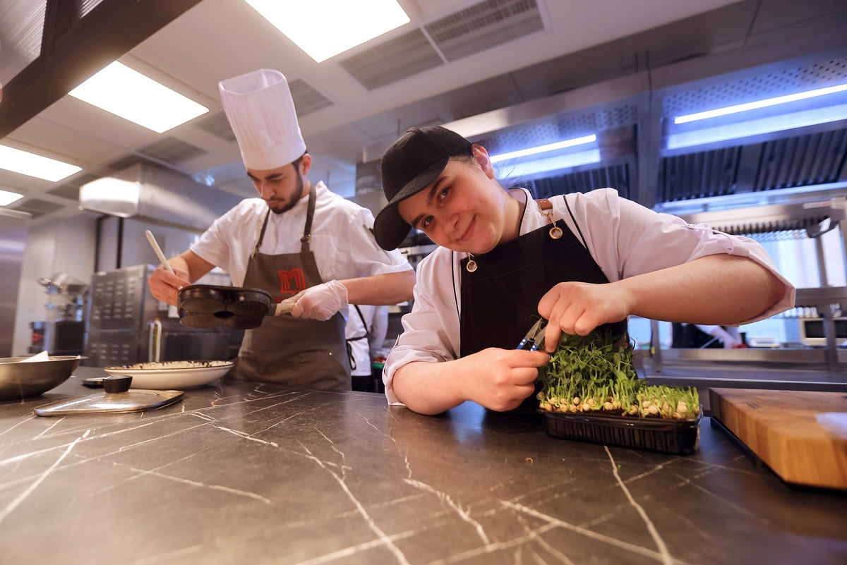    Студенты столичных колледжей рады совмещать учебу и работу, тем более что коллектив молодой и дружный. / Александр Корольков/ РГ