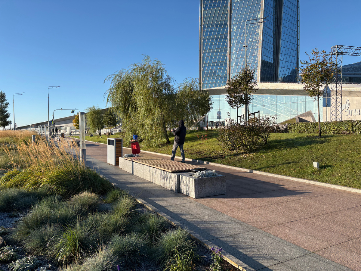 Наша поездка в Лахта-Центр прошлой осенью. Юра наконец-то оказался внутри "Синей башни", которую мы видим на горизонте в ясную погоду. Да-да, этот небоскреб видно, даже если живешь в лесу.  