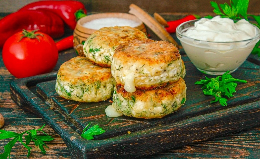 Сырники с сыром, чесноком и пряными травами.