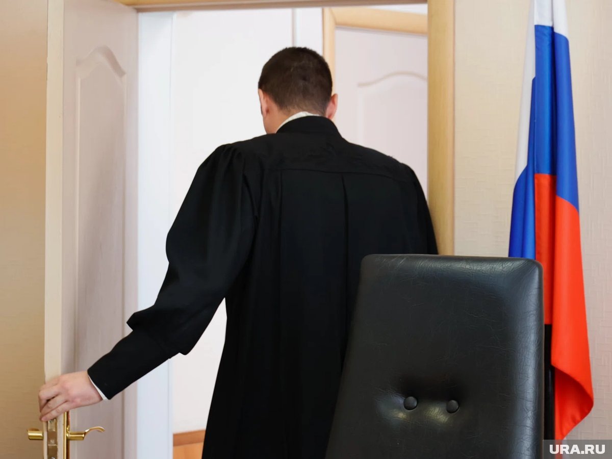     Судья сложил с себя полномочия