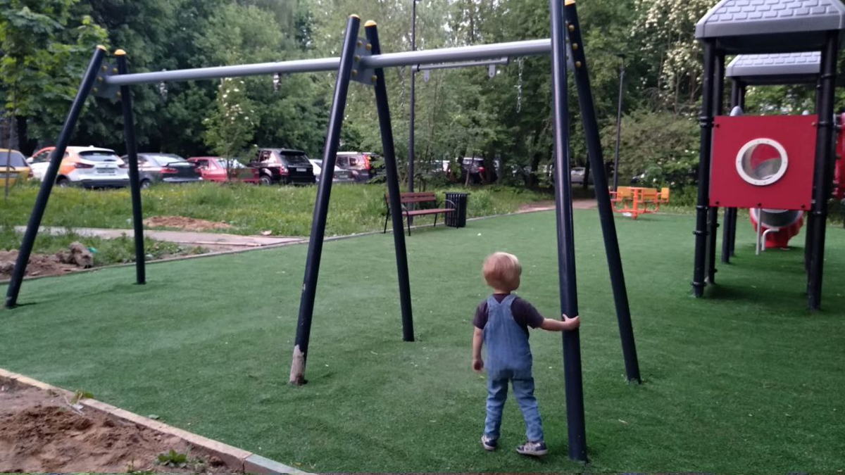 В процессе установки нового оборудования на нашей площадке. Любимых качелей еще нет