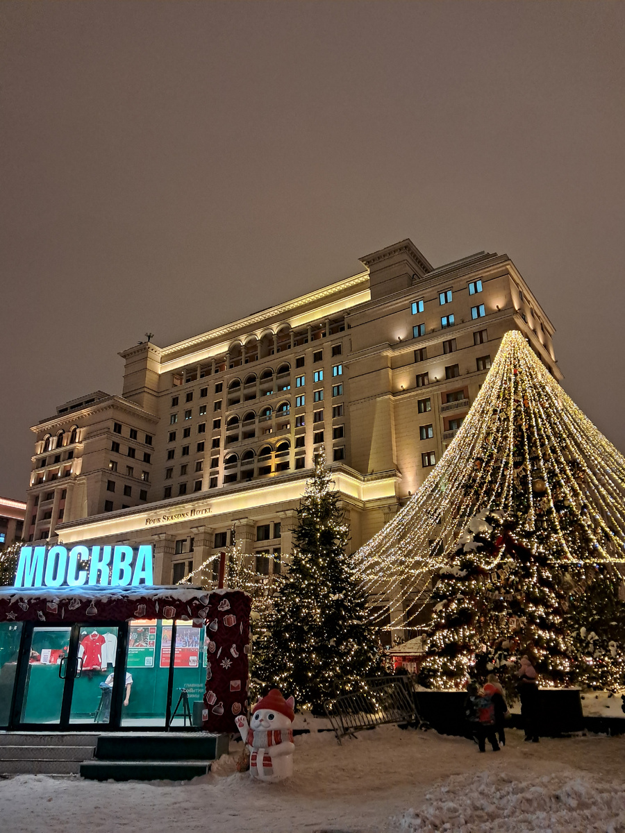 Люблю гулять по Новогодней Москве с горячим глинтвйном🤩👍