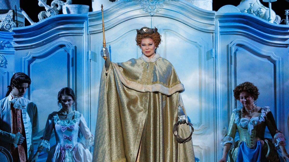    Народная артистка России Елена Харитонова в роли императрицы Екатерины Великой в спектакле «Расстроенная семья» во время предпремьерного показа в Малом театре / Фото: Евгений Люлюкин / Пресс-служба Малого театра