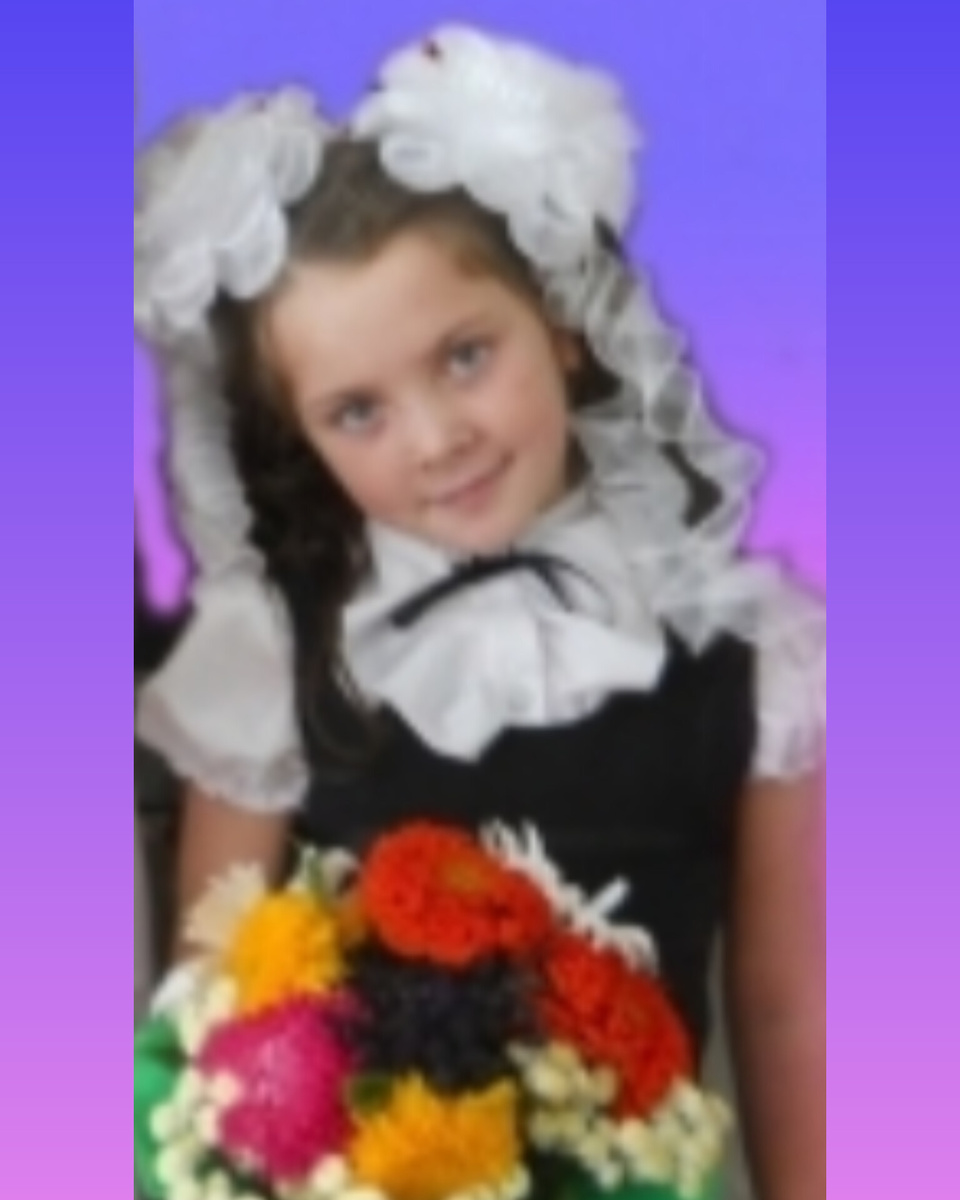 Моя дочь Люба первоклассница. (Фото не очень хорошего качества, но одно из моих любимых).