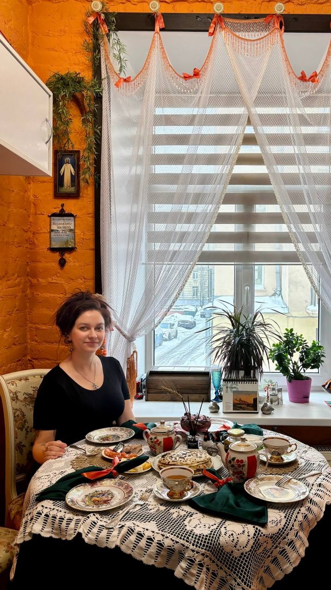 Фото автора. Дочка. Дома. В первый день Масленицы. 