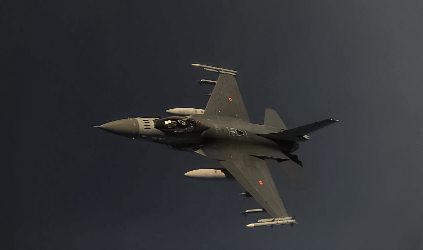 F-16A ВВС Бельгии подходит к танкеру КС-135 ВВС США, 27 марта 2011 г. 