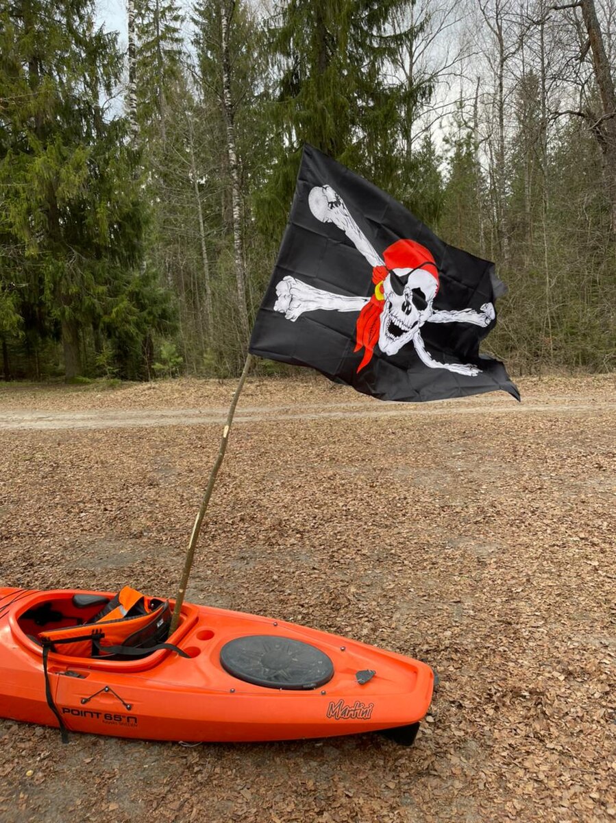 Весёлый Роджер бодро развивается на Керженском ветре, охраняя место нашей стоянки.