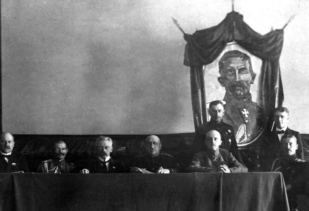 Собрание памяти Л.Г. Корнилова. В президиуме - генералы Н.Н. Черевков, В.З. Май-Маевский и В.И. Сидорин. 1919 г. С сайта: https://sammler.ru/