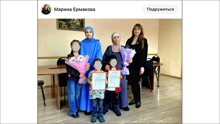    Мэр Сердобска (справа) похвастала успешной реализацией программы "Жильё для молодых семей". Скриншот из соцсетей