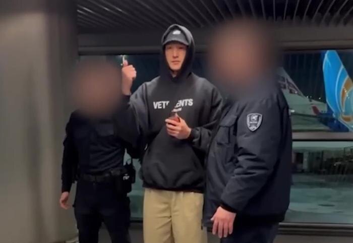 Нурлан Сабуров в аэропорту Москвы, где его задержали и вручили документ о запрете въезда в Россию. Фото © РИА «Новости»