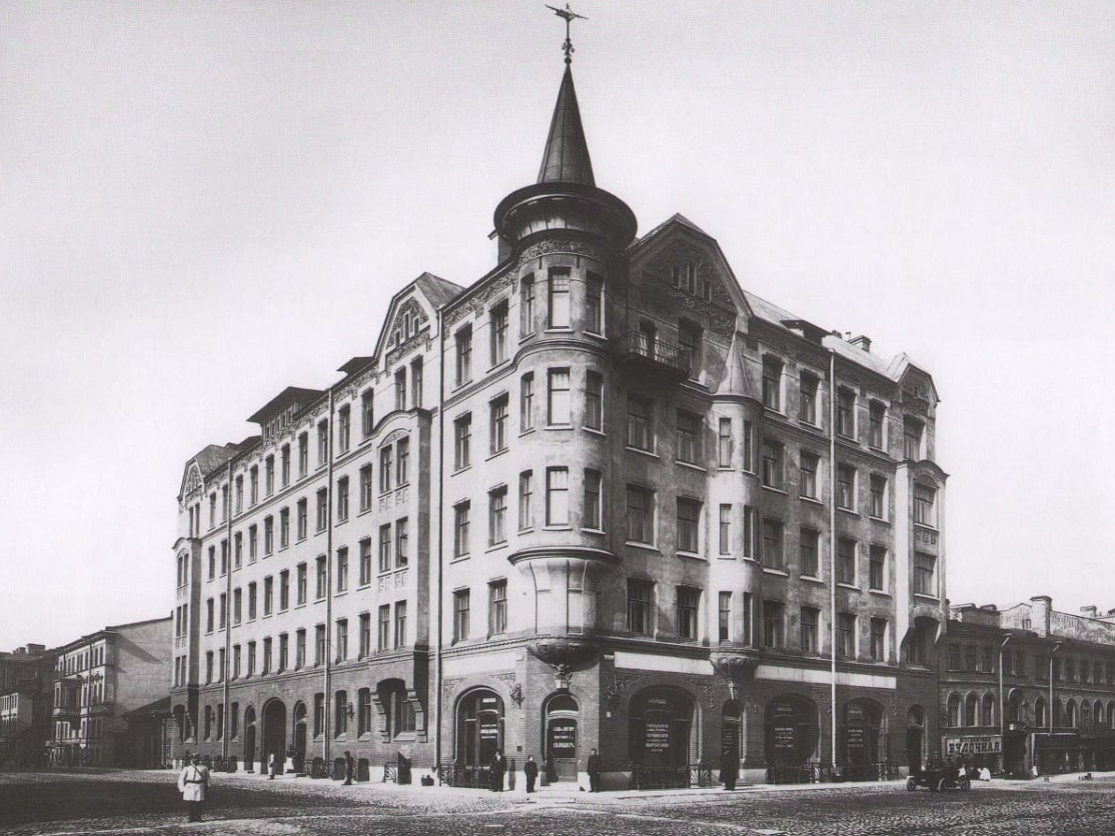 Доходный дом архитектора Карла Карловича Шмидта в Санкт-Петербурге. Здание из красного кирпича было возведено в 1900-1901 году. В одной из квартир жили родственники семьи Фаберже. Фото из открытых источников.