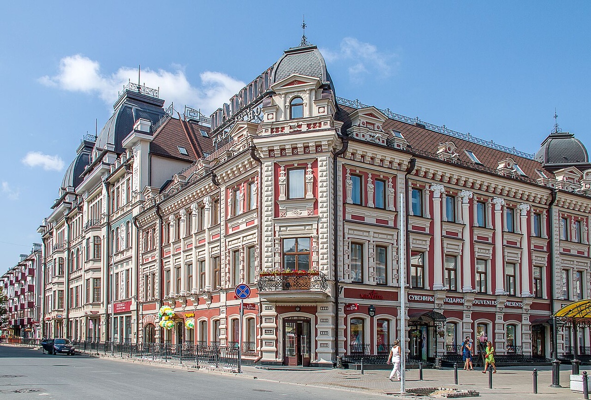 Доходный дом Е. С. Смоленцева и Н. П. Шмелева расположился на улице Баумана в Казани. Первое здание здесь было построено в 1869—1873 годах и принадлежало казанскому купцу. Но в 1899 году было построено новое здание (именно его мы видим на фото), на верхних этажах которого располагалась гостиница, а на нижнем - магазин "Чай", проработавший более 100 лет. Фото из открытых источников.