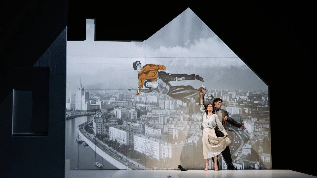    Театр Наций. Павел Артемьев в роли Андрея Вознесенского и Мария Биорк в роли Зои Богуславской / Фото: Ирина Полярная / Театр Наций