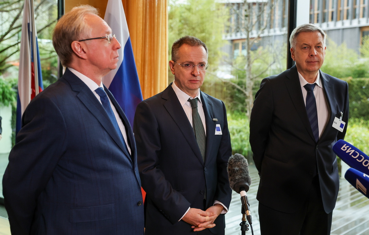    Глава делегации РФ, помощник президента Владимир Мединский (в центре)  Александр Рюмин/ТАСС