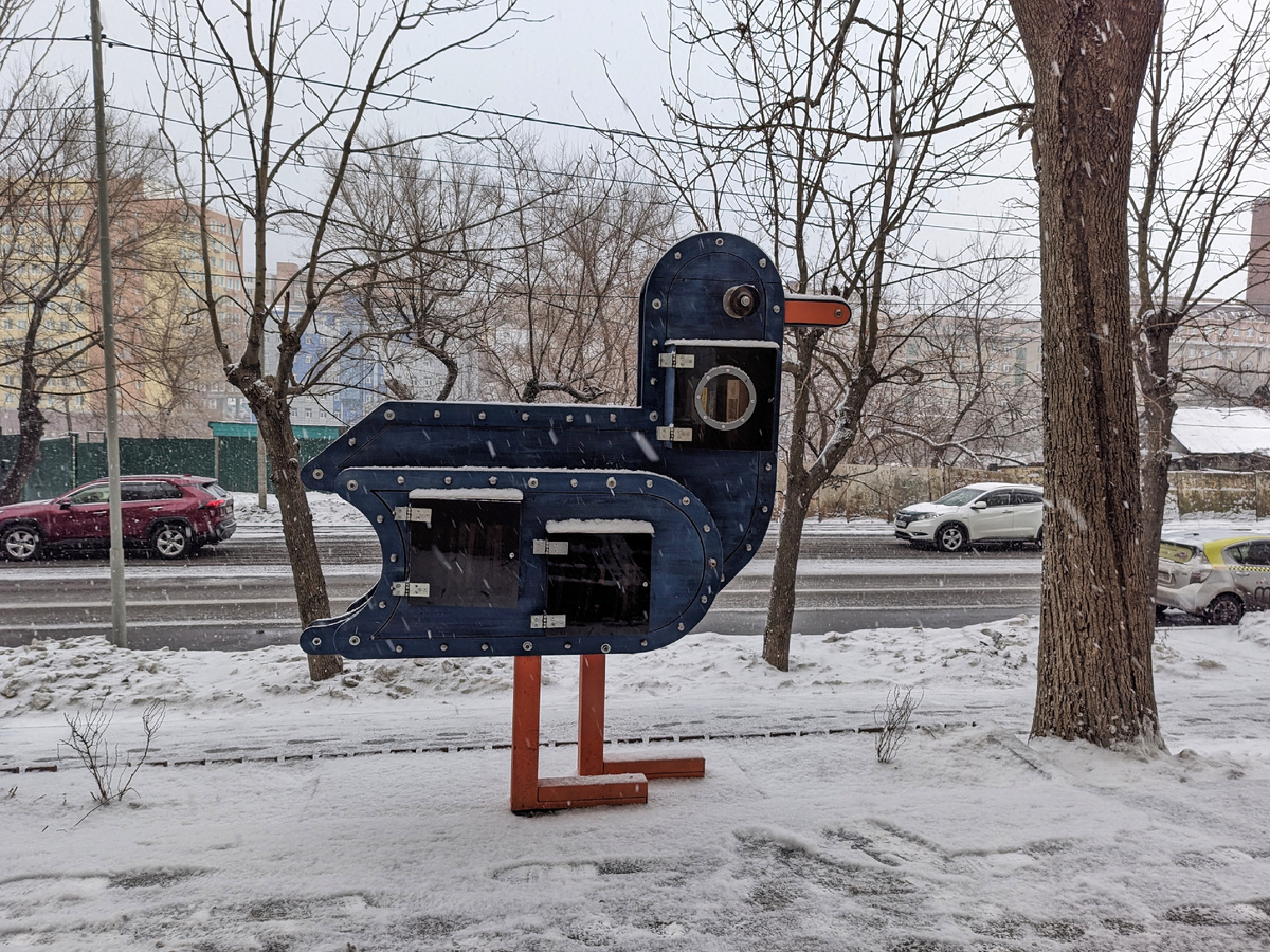 Чудесный книжный шкаф напротив библиотеки №10 благополучно пережил лето, осень и зиму. 
