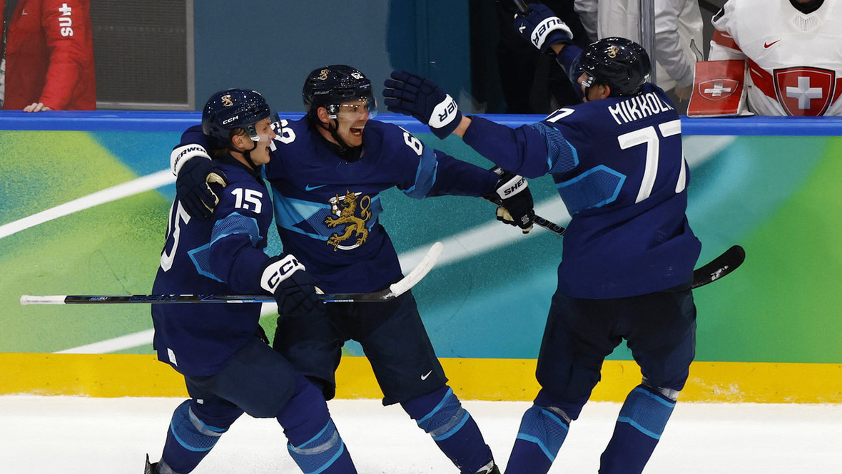    Хоккеисты сборной Финляндии празднуют победный гол Арттурии Лехконена в матче против Швейцарии. Reuters