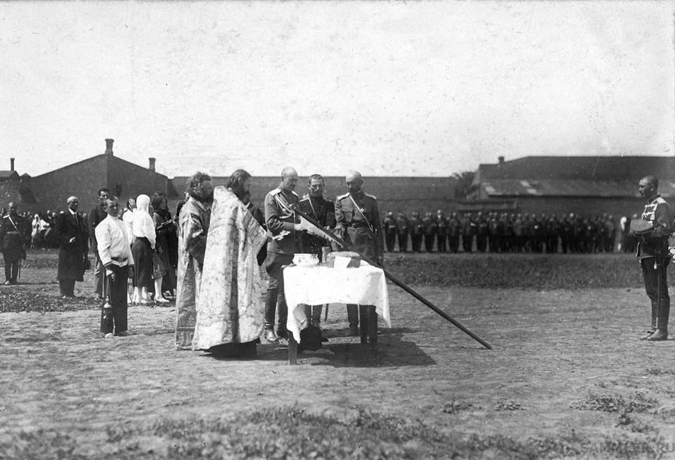 Вручение освященного знамени Студенческому батальону в Ростове-на-Дону. Справа - командир батальона Михей Тимофеевич Гребенников, хорунжий, депутат Донского войсквого круга от х. Верхне-Крюкова станицы Ермаковской 1 Донского округа, окончил реальное училище, учился в Донском политехникуме. ГАРФ