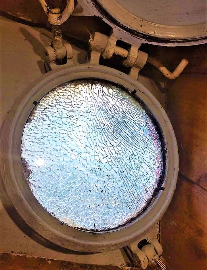 2. Задраенный иллюминатор