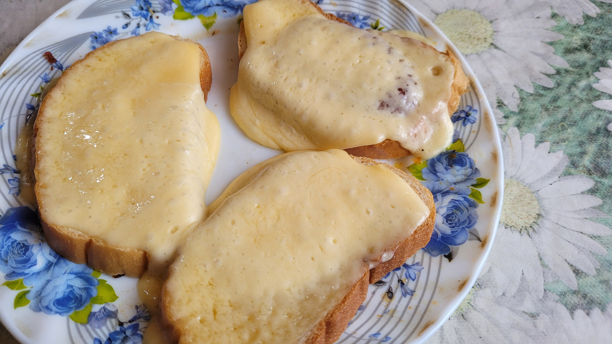 Горячие бутерброды с сыром.