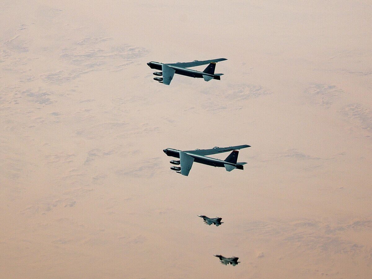    Американские самолеты KC-135 Stratotanker, B-52 Stratofortresses и F-16 Fighting Falcon в сопровождении истребителей F-15SAs Королевских ВВС Саудовской Аравии | © Master Sgt. Joey Swafford