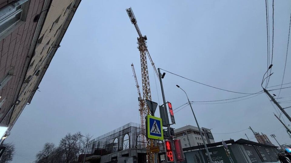    Стройплощадка ЦУМа в Барнауле. Источник: "Толк"