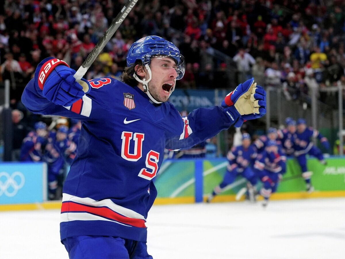    Хоккеист сборной США Куинн Хьюз празднует гол в матче против Швеции на Олимпиаде-2026 | © REUTERS / AMBER SEARLS