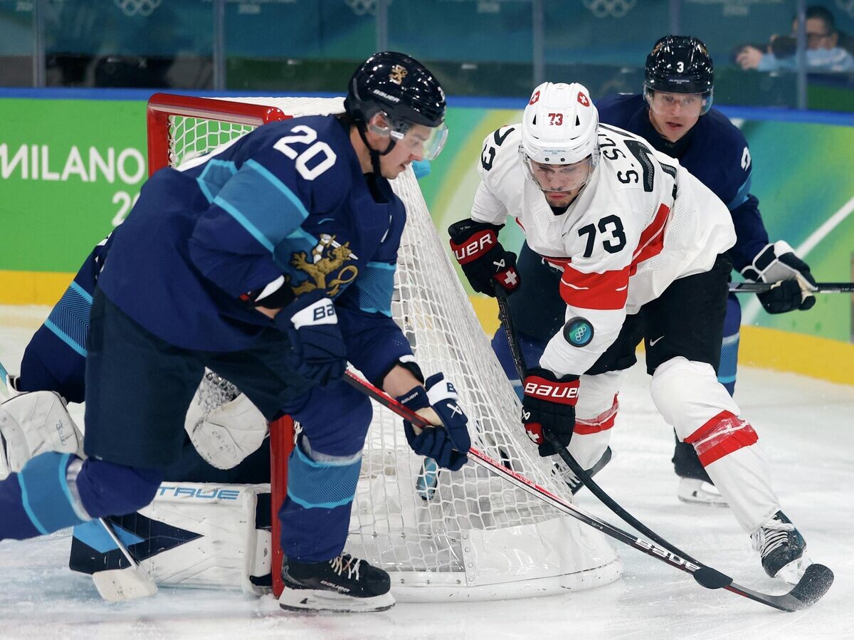    Эпизод матча Финляндия - Швейцария на Олимпиаде-2026 | © REUTERS / David W Cerny