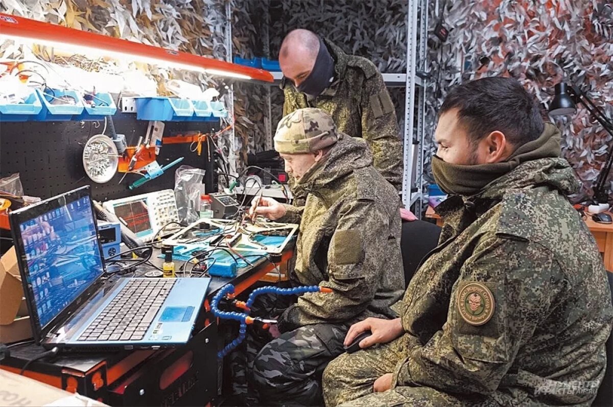    Инженеры мозгового центра «БАРС-3»: на переднем плане «Уст», посередине «Мегавольт», стоит «Рок»