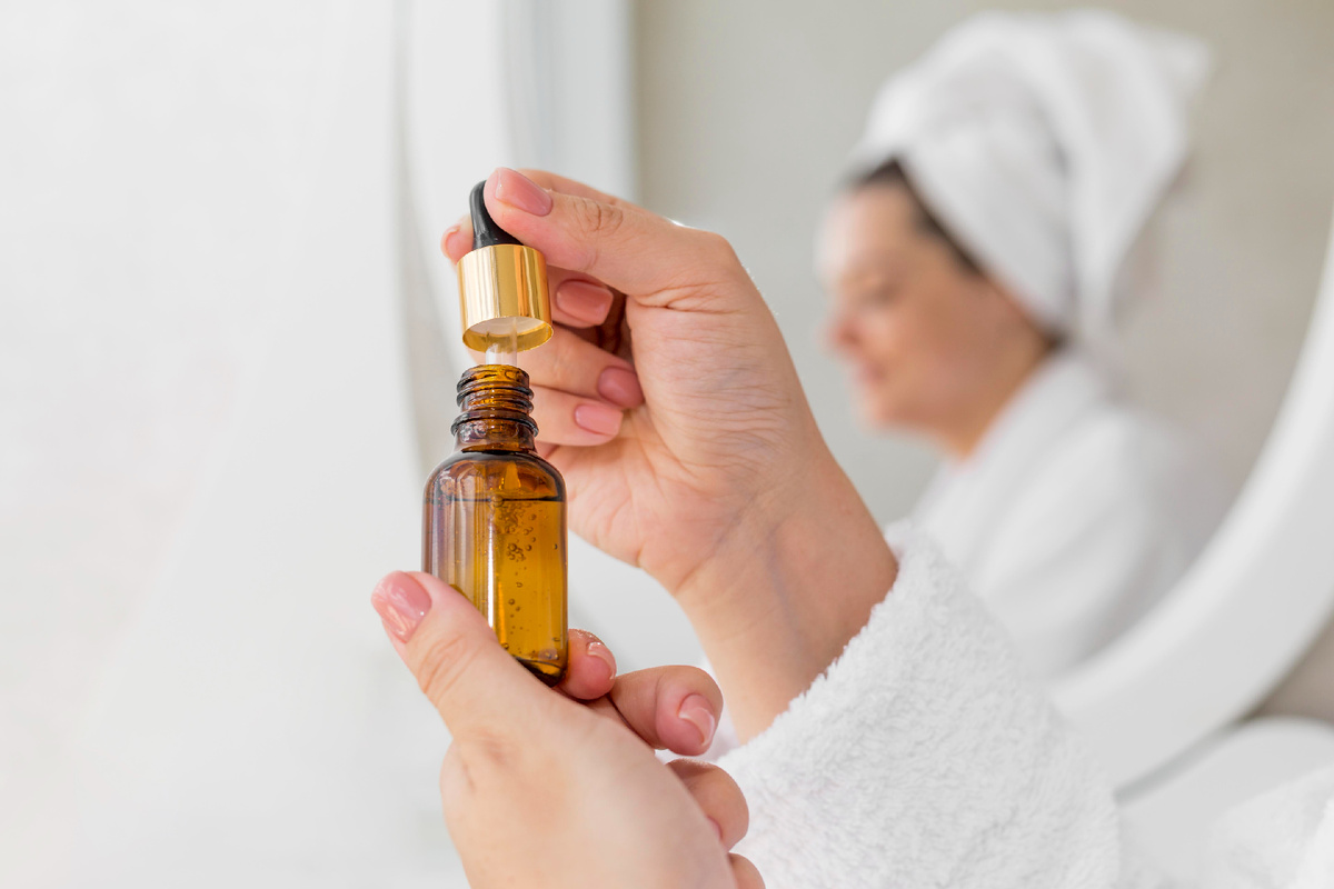 <a href="https://ru.freepik.com/free-photo/close-up-woman-holding-serum_10597279.htm#fromView=search&page=1&position=0&uuid=68660eb7-301e-4529-8cbe-d52c5f0807db&query=%D0%BC%D0%B0%D1%81%D0%BB%D0%B0+%D0%B4%D0%BB%D1%8F+%D0%BA%D0%BE%D0%B6%D0%B8">Изображение от freepik</a>