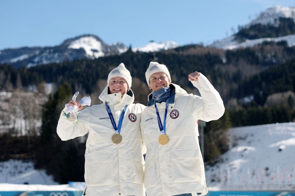    Золотые медалисты Эйнар Хедегарт и Йоханнес Клебо из Норвегии / REUTERS