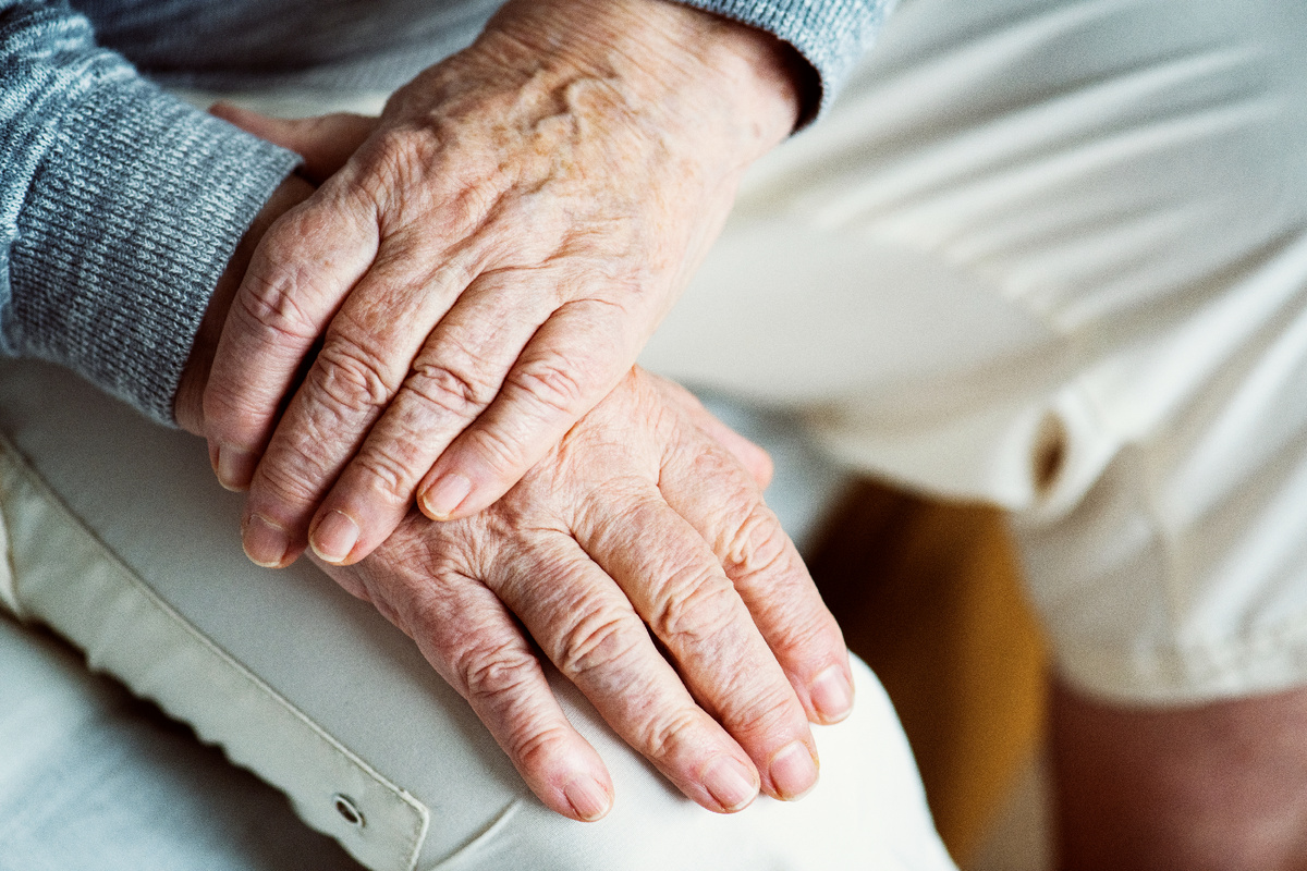 <a href="https://ru.freepik.com/free-photo/closeup-elderly-hands_2892728.htm#fromView=search&page=1&position=1&uuid=e3b90f23-bf47-4c6a-ae65-d6ac71fa50fb&query=%D1%81%D1%82%D0%B0%D1%80%D1%8B%D0%B5+%D1%80%D1%83%D0%BA%D0%B8">Изображение от rawpixel.com на Freepik</a>