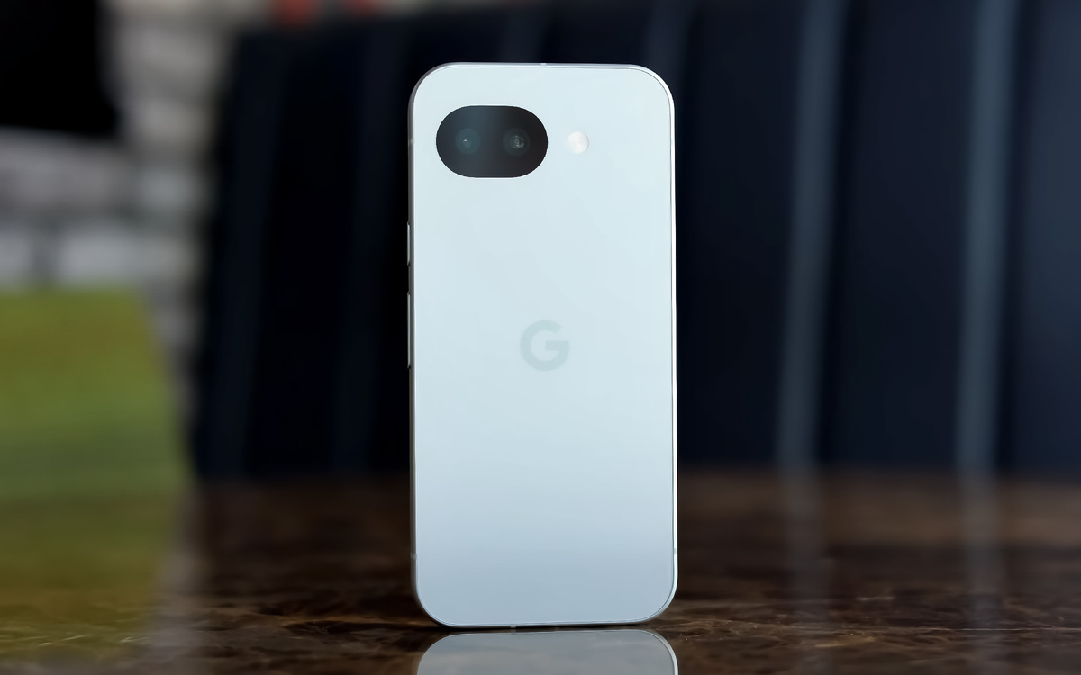 Google Pixel 10a в цвете «Fog» (туман)