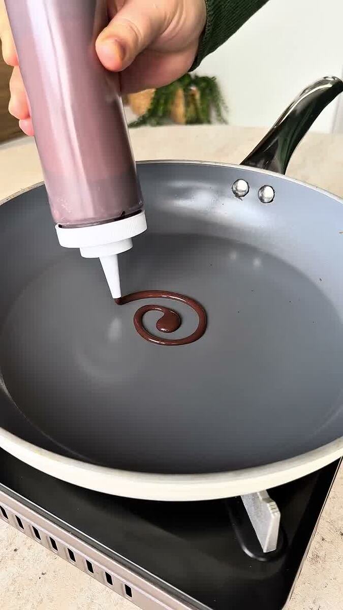 📸 Фото: носиком рисуем завитки на сковороде