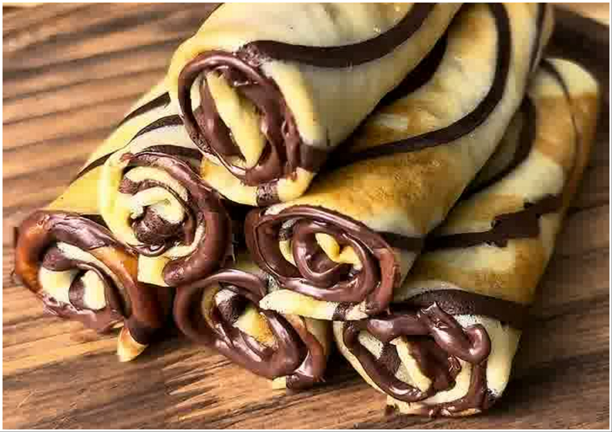 📸 Готовые блины сворачиваем рулетиком.