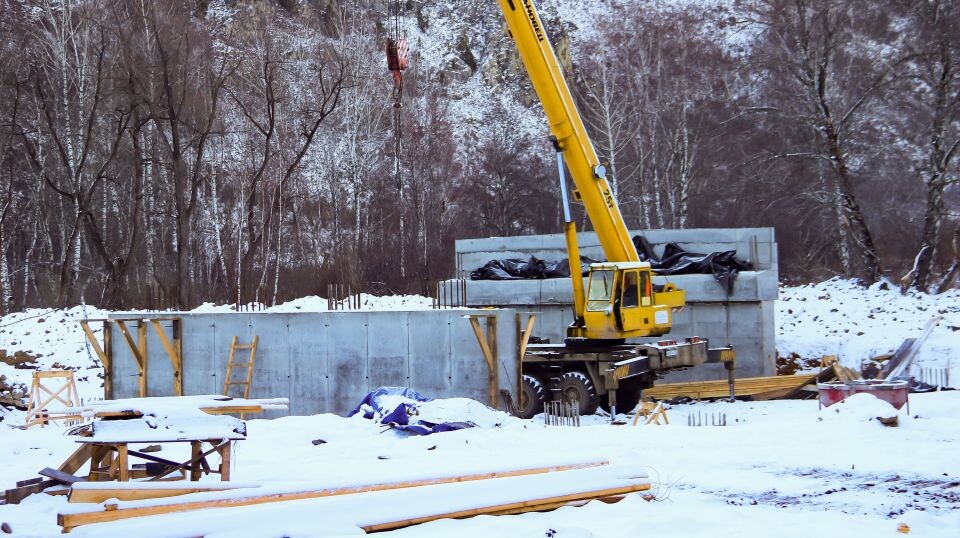    Опоры для будущего моста через ручей Каменный. 30 ноября 2025 года. Источник: Виталий Барабаш/"Толк"