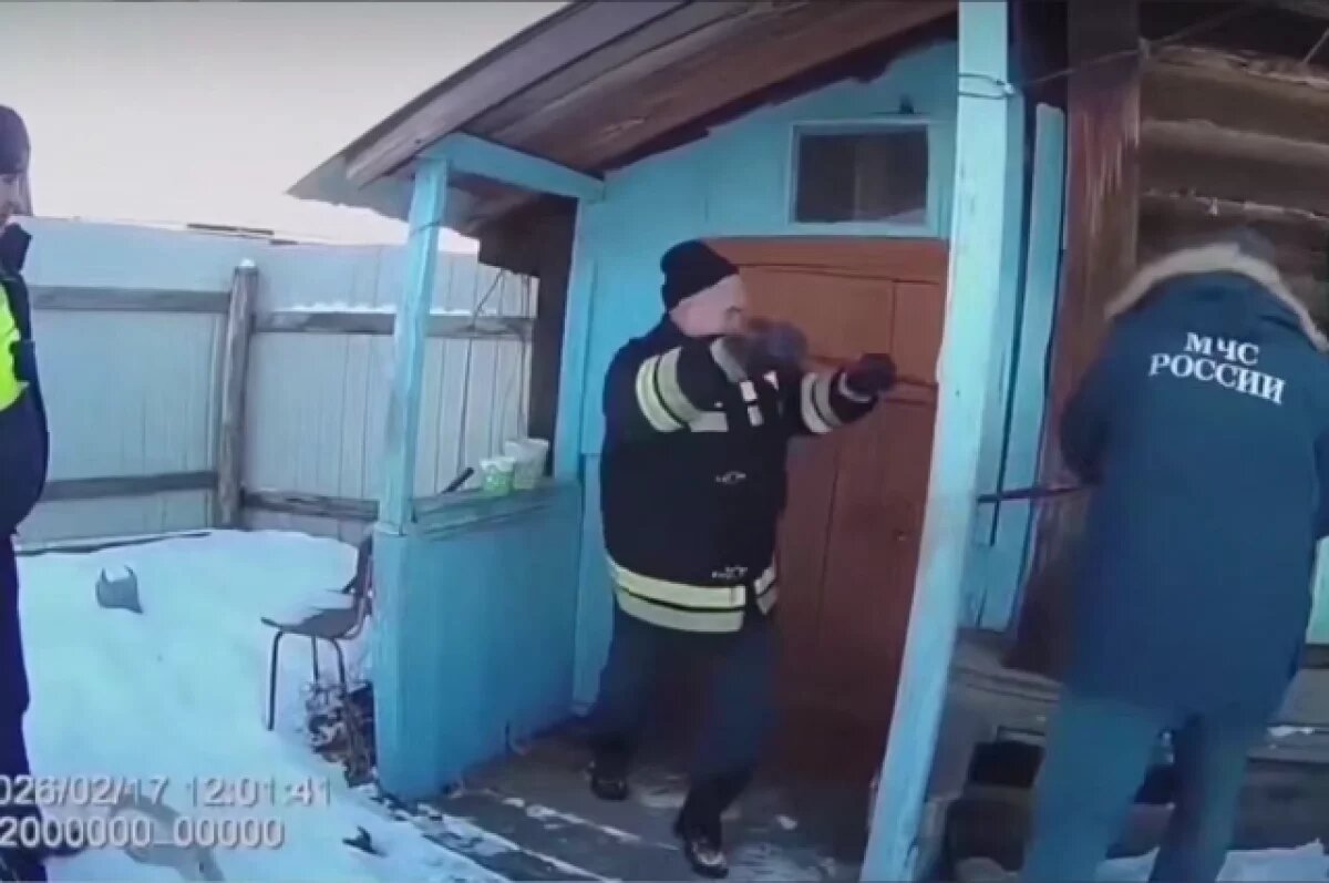    Госавтоинспекторы вынесли женщину из задымленного дома в Забайкалье