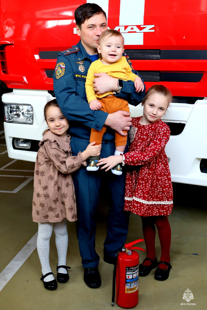 Сыновья и дочки пришли в гости к отцам на службу - в пожарную часть МЧС