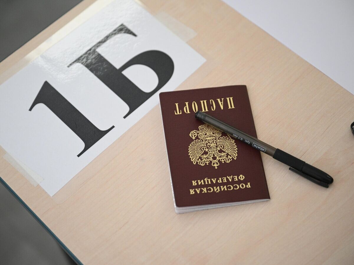    Паспорт ученика 11-го класса перед началом ЕГЭ | © РИА Новости / Рамиль Ситдиков