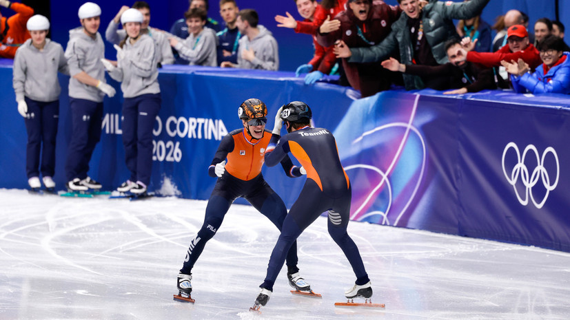     Братья Мелле и Йенс ван Ваут после финиша в гонке на 500 м  Joris Verwijst/BSR Agency/Getty Images