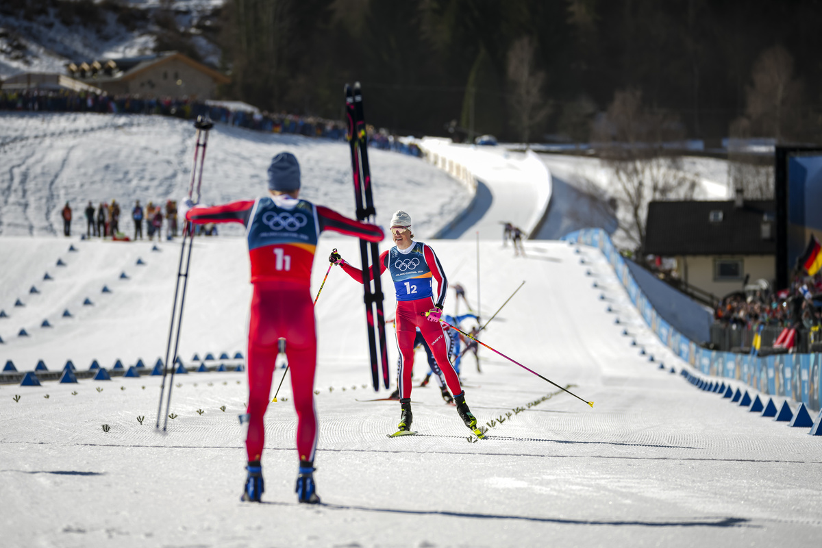     Эйнар Хедегарт приветствует Йоханнеса Клебо на финише / Federica Vanzetta/NordicFocus/Getty Images