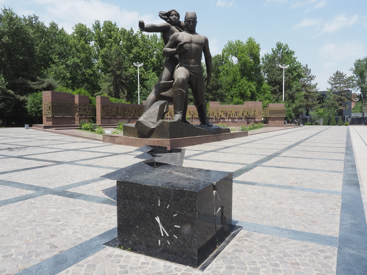 Монумент Мужество - знаковая достопримечательность советского Ташкента