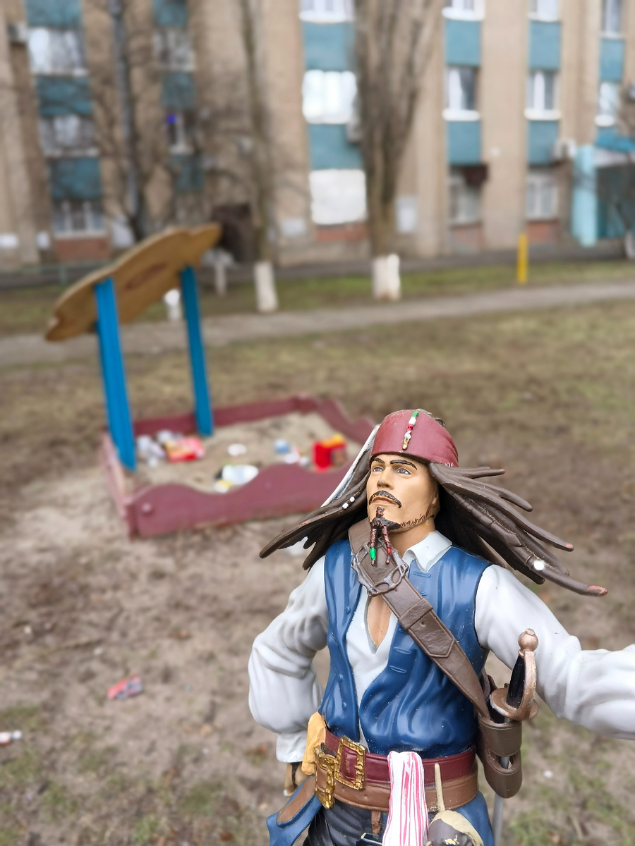 Я тут гуляю и вижу хлам в песочнице мусор и сломоные игрушки  у нас Волгодонске деская площадка приврощянтся в мусорку 